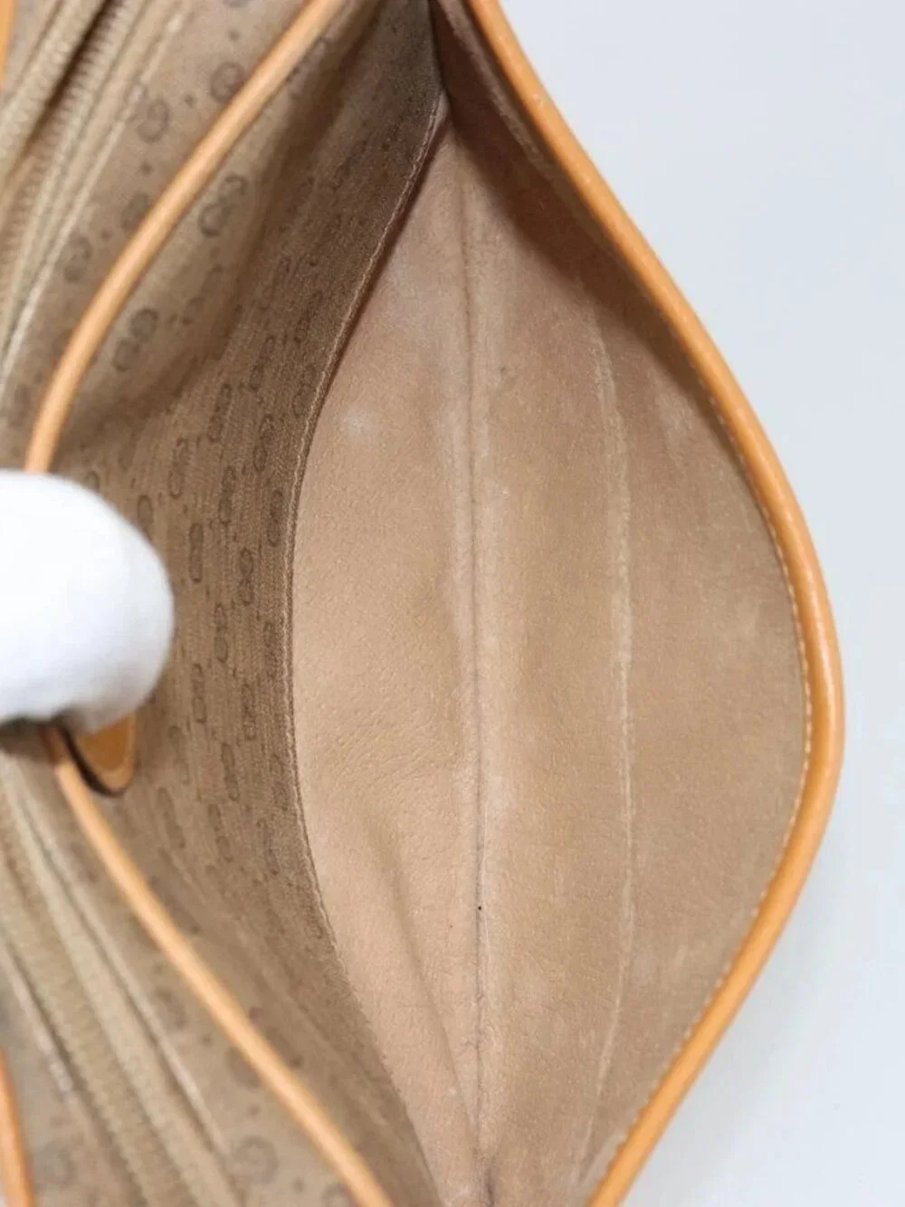 Gucci brand	gucci color	beige